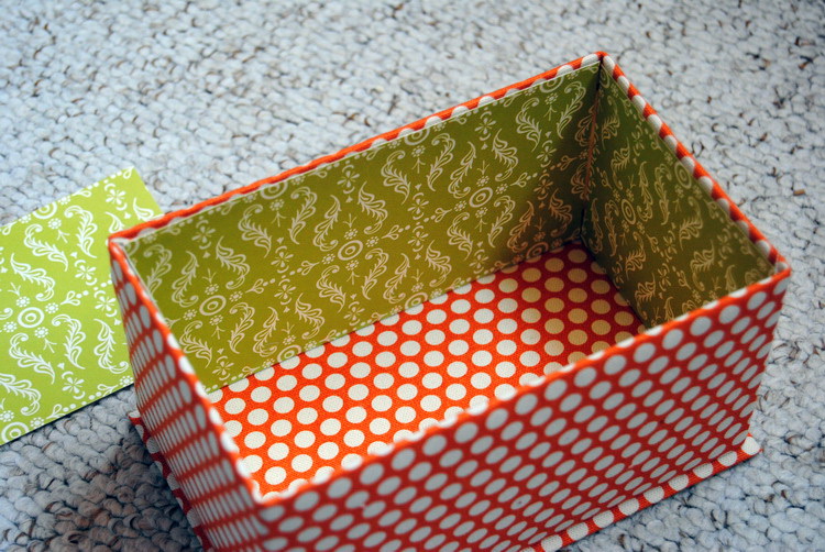 Обтянуть коробку. Обклеить коробку тканью. Обшить коробку тканью. Картонная коробка обшитая тканью. Коробки обтянутые тканью.
