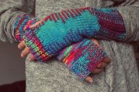 Осенью руки нужно защищать от холодного ветра не только кремом, но и перчатками.