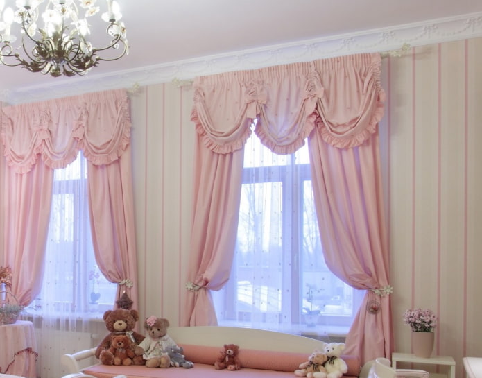нежно-розовый декор окна