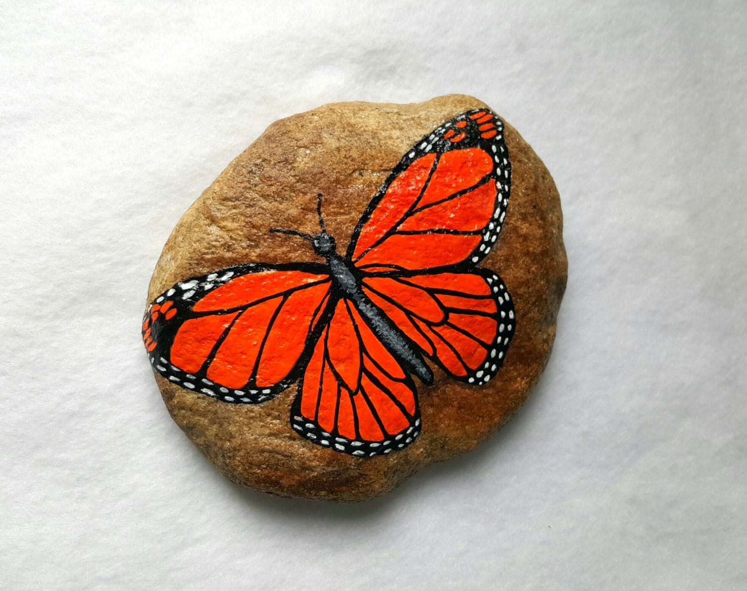 Роспись на Камне бабочка