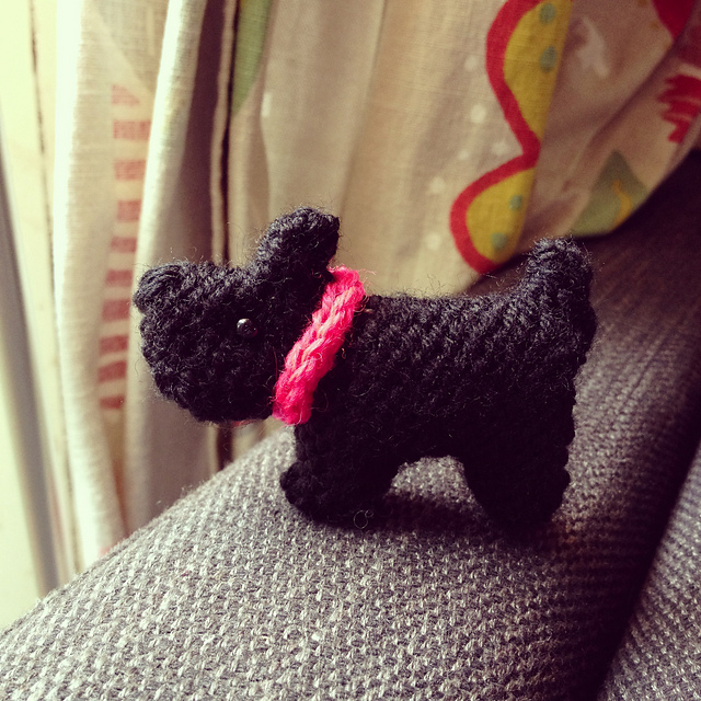 Free knitting pattern for Tiny Scottie Dog about 6 cm or 2.4 inches