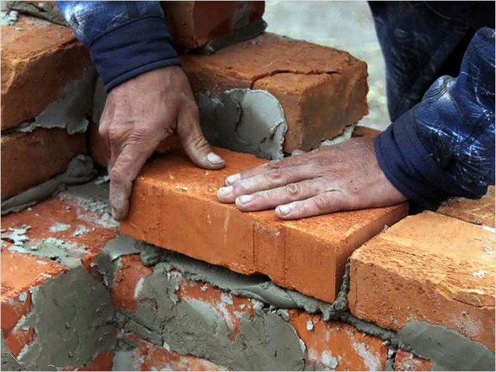 Этот способ является самым распространенным., здесь блоки можно укладывать как тычком, так и ложком кирпичная кладка в один кирпич своими руками