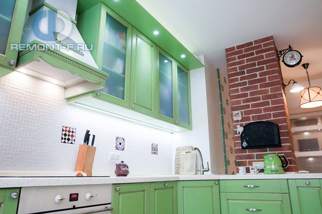 Фотография интерьера зеленой кухни в стиле прованс
