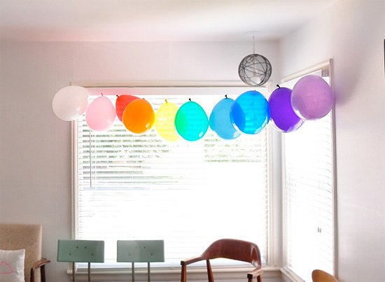 Украсить комнату шарами без гелия