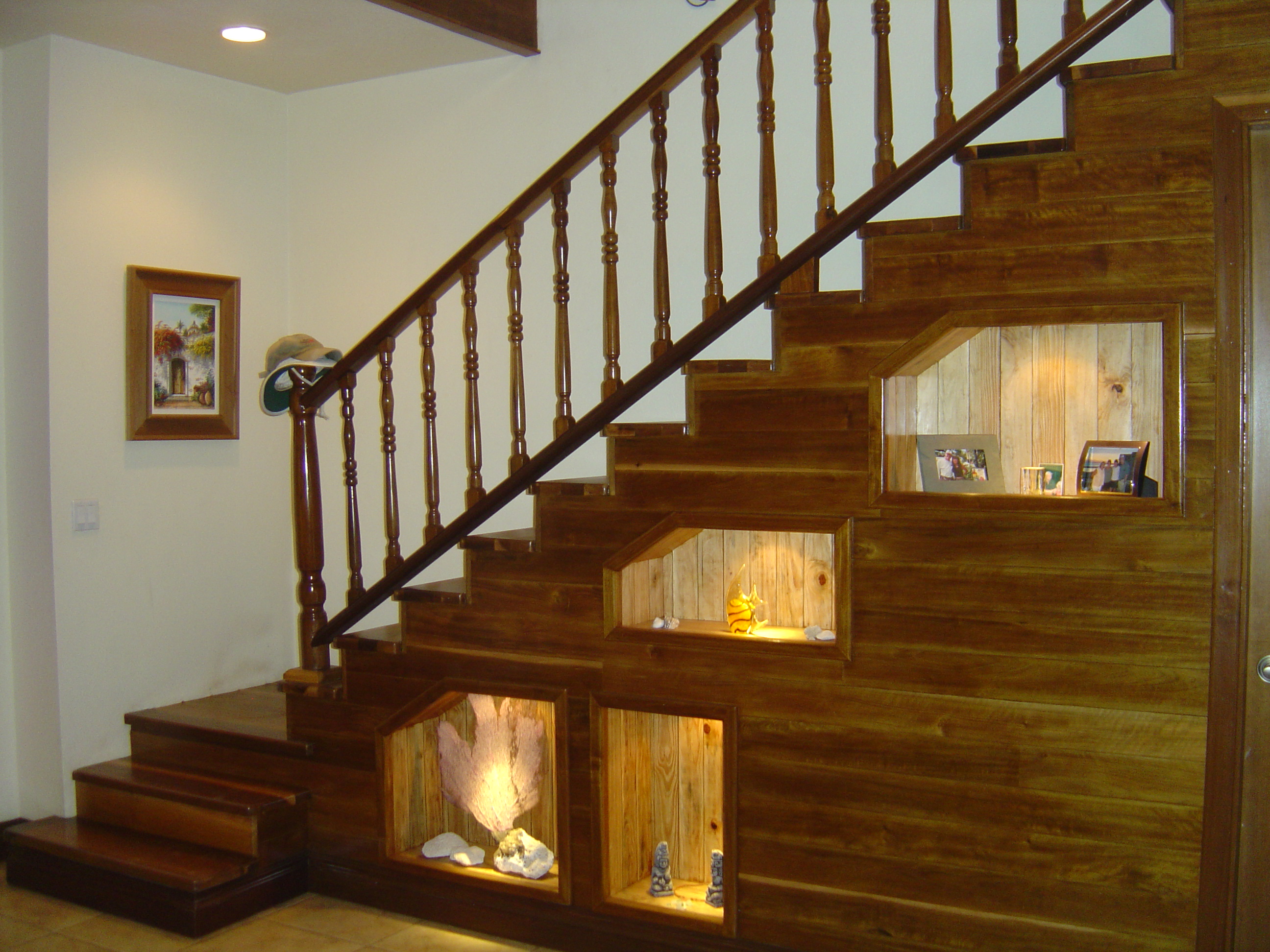 Лестница деревянная на второй этаж в частном фото