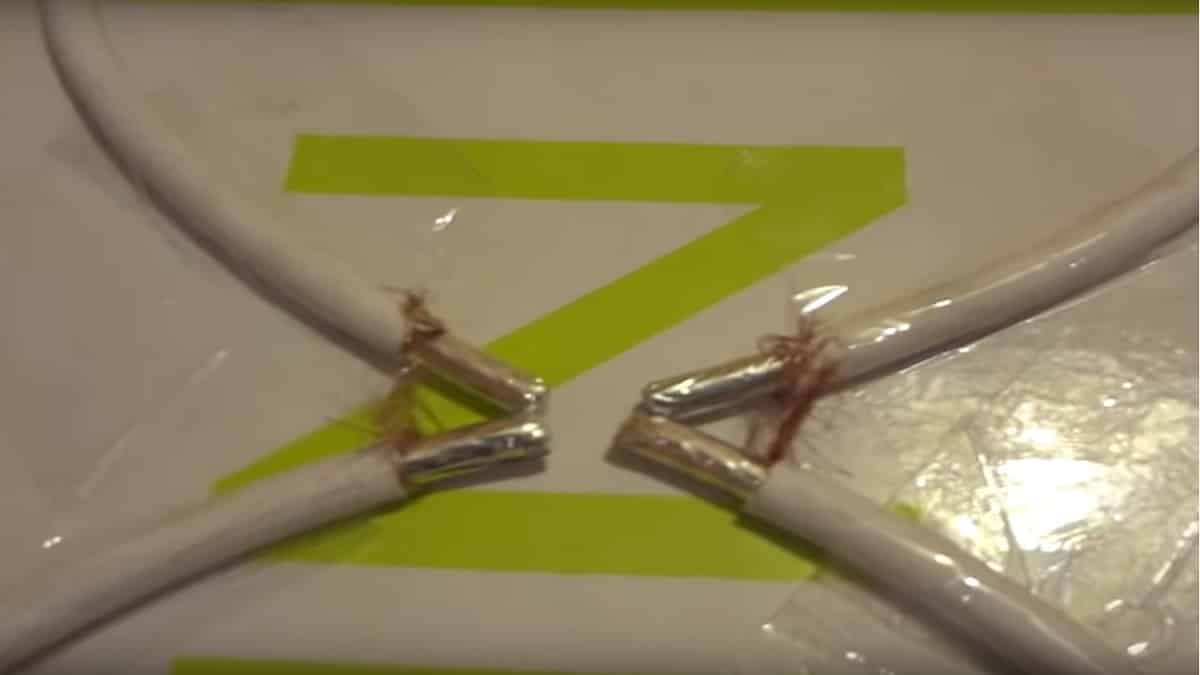 Посредине восьмерки зачистьте концы