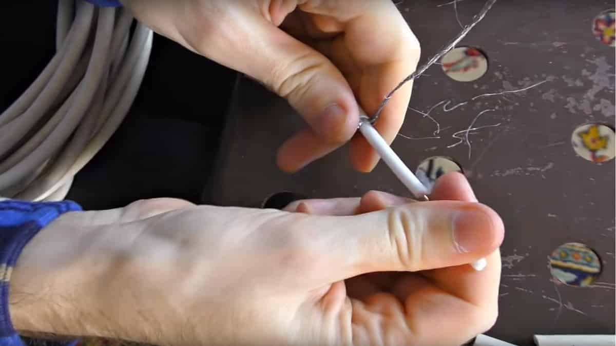 Удалите изоляцию с кабеля