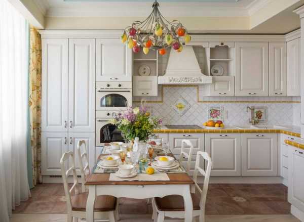 Сочетание цвета дерева с другими цветами в интерьере кухни фото